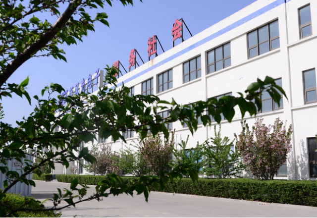 尊龙凯时节能荣获汶上县“工业经济开展功勋企业”“功勋企业家”殊荣